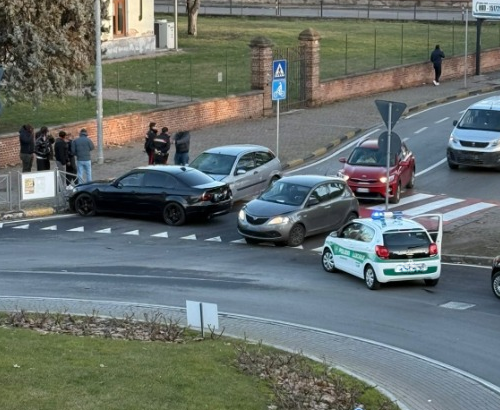Incidente tra due auto alla rotonda tra spalto Marengo e viale Milite Ignoto