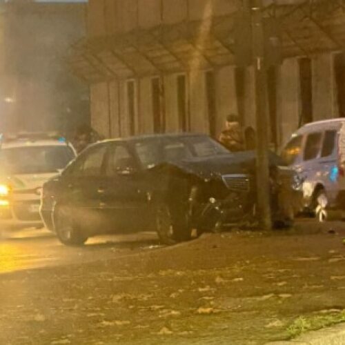 Auto contro palo della luce. Traffico rallentato davanti alla stazione di Alessandria