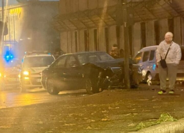 Auto contro palo della luce. Traffico rallentato davanti alla stazione di Alessandria