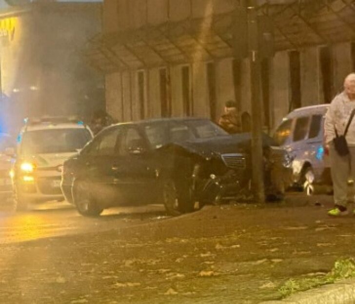 Auto contro palo della luce. Traffico rallentato davanti alla stazione di Alessandria