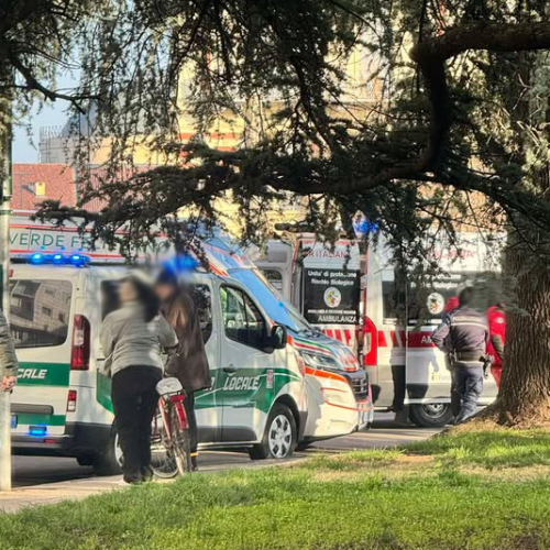 Cade da monopattino: soccorso da 118 e Polizia locale