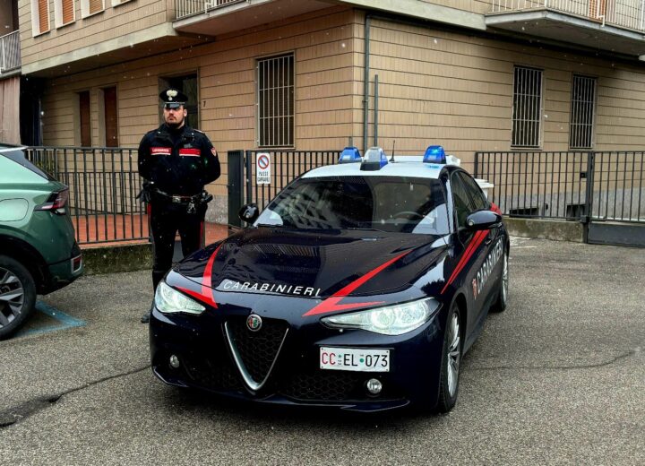 Diverse identità false in possesso di arnesi per lo scasso: arrestato mentre tentava di rubare