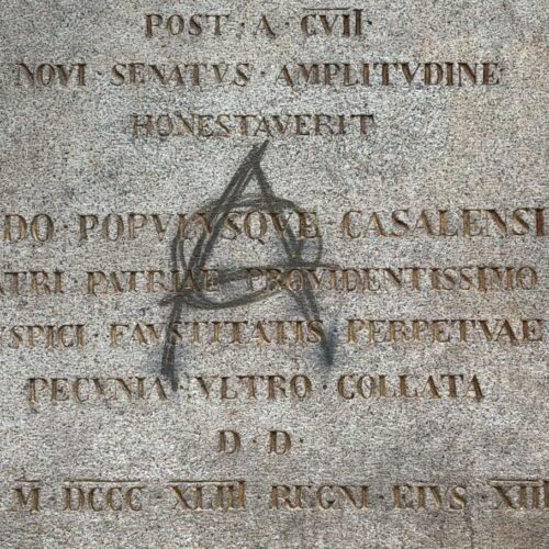 Atto vandalico sul monumento di piazza Mazzini di Casale: impresso il simbolo dell’anarchia