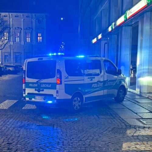 Persone ubriache danno in escandescenze in piazza Libertà: l’intervento della Polizia Locale e Questura