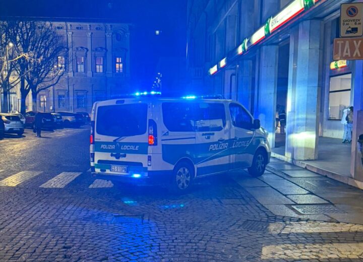 Persone ubriache danno in escandescenze in piazza Libertà: l’intervento della Polizia Locale e Questura