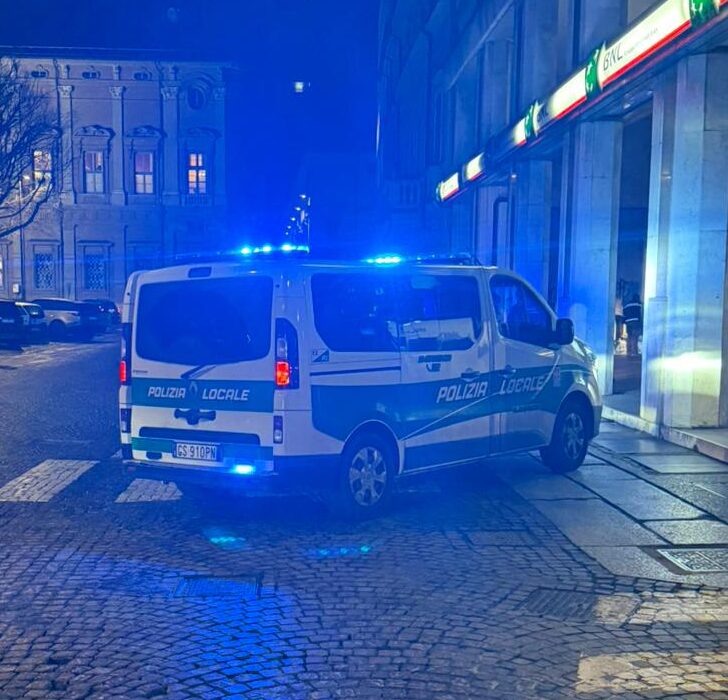 Persone ubriache danno in escandescenze in piazza Libertà: l’intervento della Polizia Locale e Questura