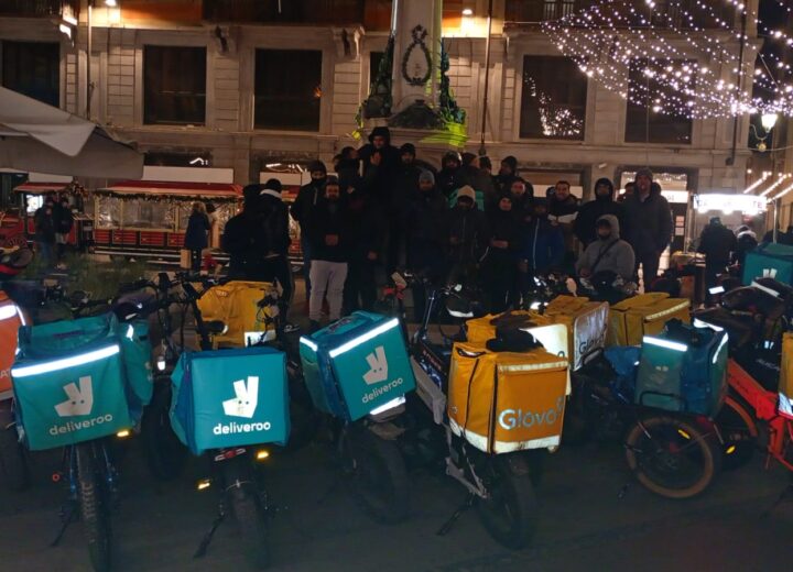 Protesta dei rider ad Alessandria: stop alle consegne per un’ora. “Tanti chilometri da fare per pochi euro”