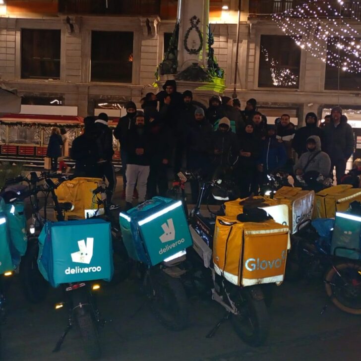 Protesta dei rider ad Alessandria: stop alle consegne per un’ora. “Tanti chilometri da fare per pochi euro”