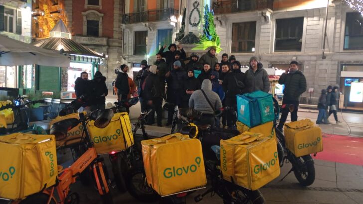 Protesta dei rider ad Alessandria: stop alle consegne per un’ora. “Tanti chilometri da fare per pochi euro”