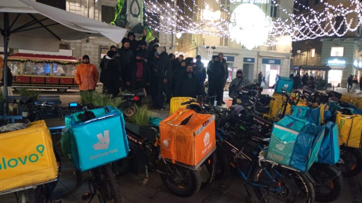 Protesta dei rider ad Alessandria: stop alle consegne per un’ora. “Tanti chilometri da fare per pochi euro”