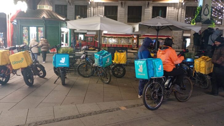 Protesta dei rider ad Alessandria: stop alle consegne per un’ora. “Tanti chilometri da fare per pochi euro”