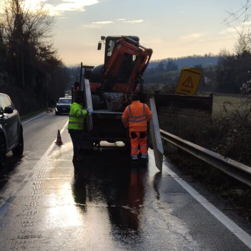 Senza acqua alcune case di Valmadonna vicino alla strada Colla: l’intervento dei tecnici di Sogeri