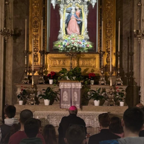I giovani della Pastorale si stringono attorno al Vescovo Gallese: in preghiera con lui