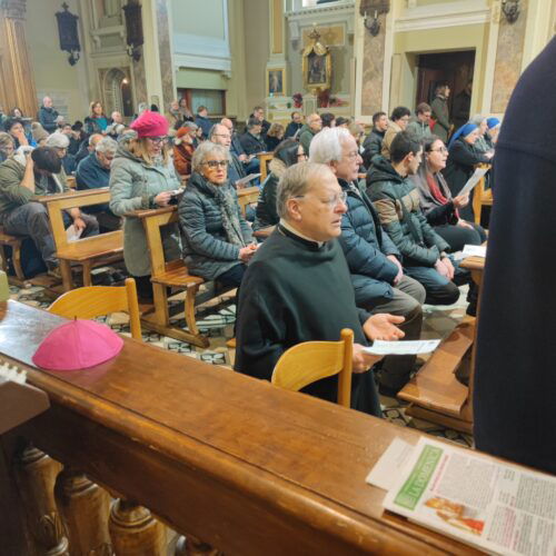 Vescovo Gallese: “Vado avanti, il male si vince solo con il bene”. Alla veglia di preghiera tanti giovani e fedeli