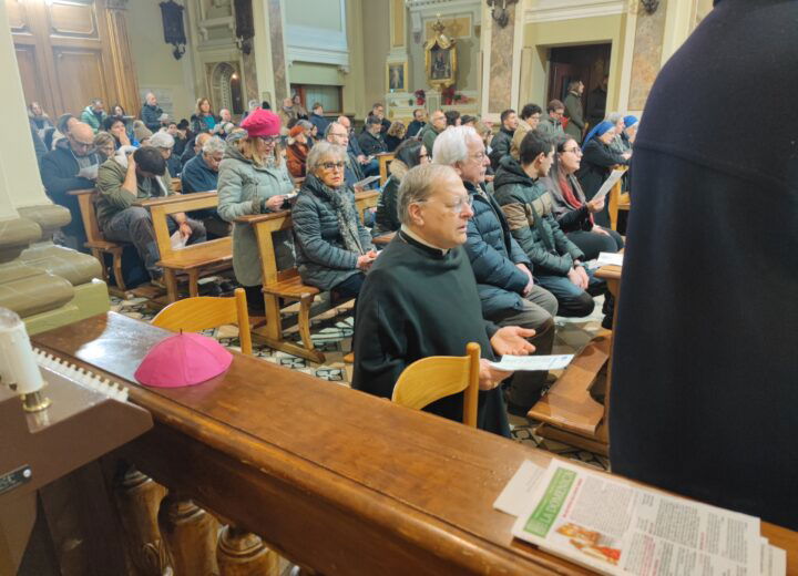 Vescovo Gallese: “Vado avanti, il male si vince solo con il bene”. Alla veglia di preghiera tanti giovani e fedeli