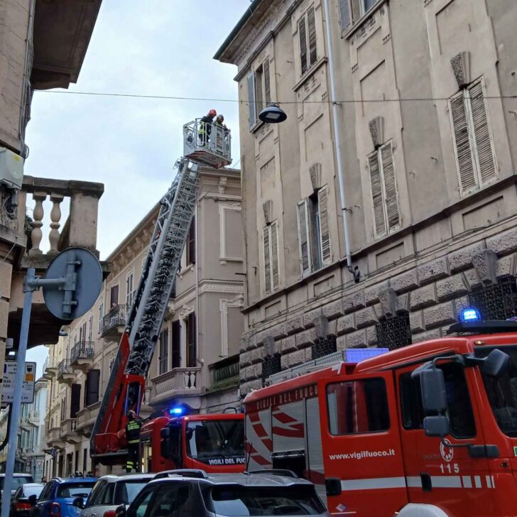 Incendio di un tetto in via Rattazzi ad Alessandria spento dai Vigili del Fuoco