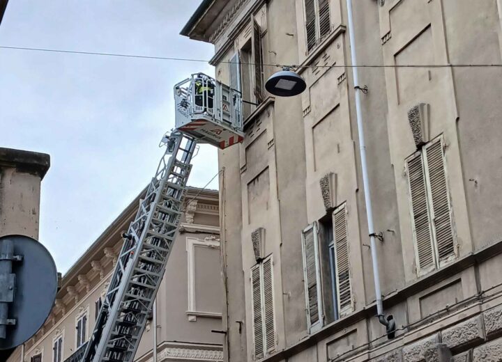 L’incendio nell’alloggio occupato e i dormitori sempre pieni: emergenza casa mai così grave ad Alessandria