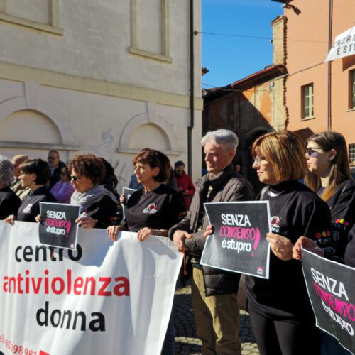 Uno striscione per far alzare la testa alle donne e a chi le sostiene: “Senza consenso è stupro”
