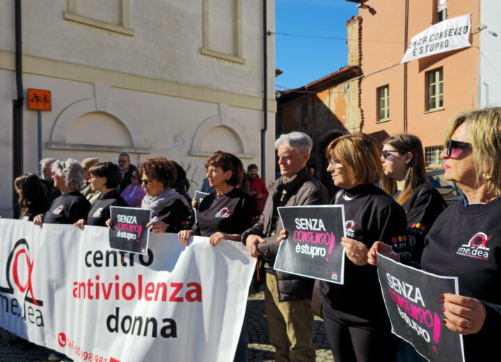 Uno striscione per far alzare la testa alle donne e a chi le sostiene: “Senza consenso è stupro”