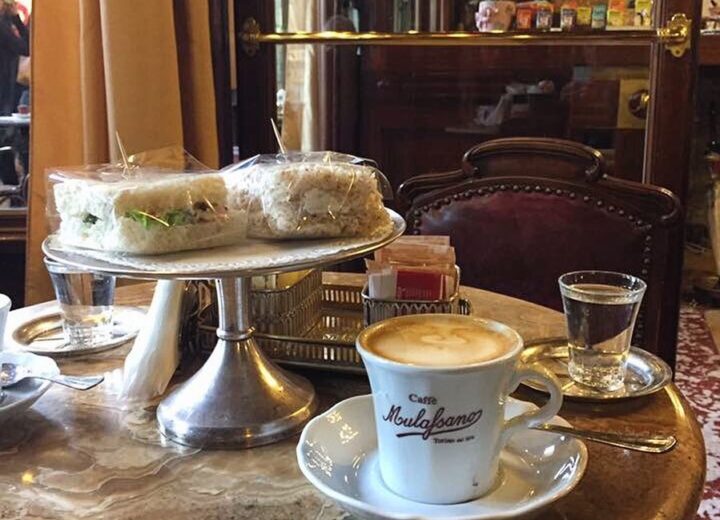 I 100 anni del Caffè Mulassano dove Angela inventò il tramezzino