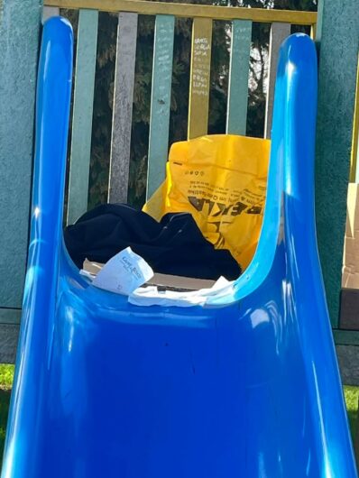 Scivolo mai sostituito, altalene rotte e sporcizia al Parco Deportato Ebrei: “Così l’area giochi è inutilizzabile”