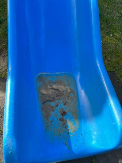 Scivolo mai sostituito, altalene rotte e sporcizia al Parco Deportato Ebrei: “Così l’area giochi è inutilizzabile”