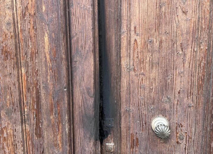 Parroco di Felizzano: “Qualcuno ha tentato di incendiare il portone della chiesa”