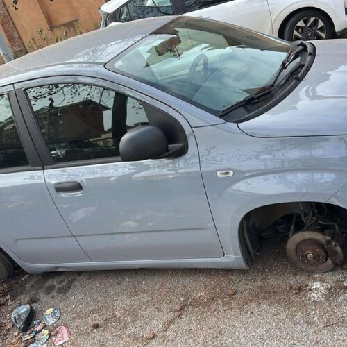 Furto di gomme al Cristo nel piazzale Gulliver