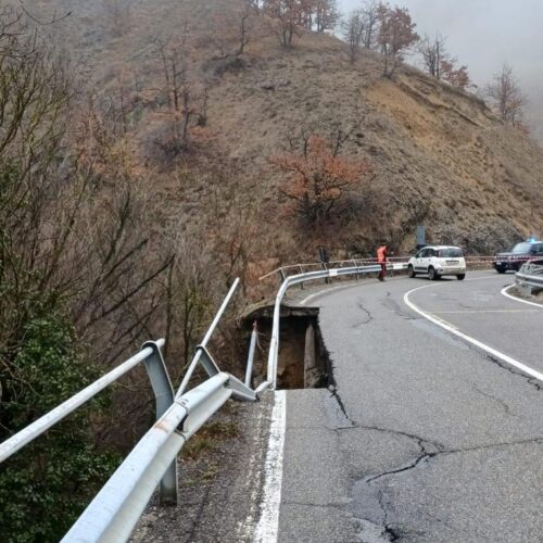 Frana parte del ponte del Carmine in Val Borbera: “Struttura chiusa per almeno una settimana”