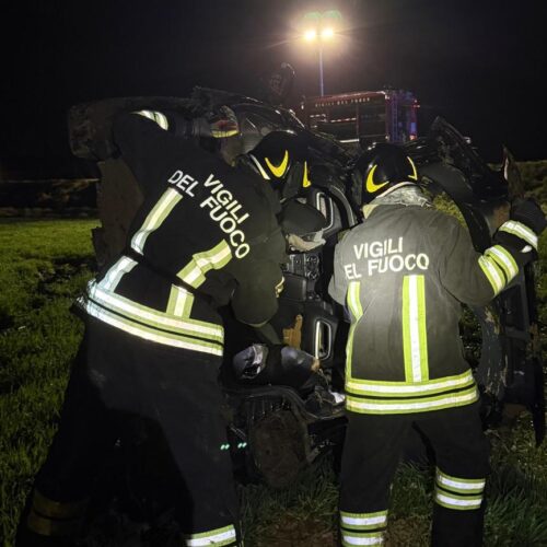Auto ribaltata: Vigili del Fuoco liberano dalle lamiere 4 persone