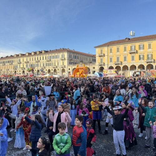 Carnevale di Alessandria: vince “Caro(t) e le Carote”. Piazza Garibaldi piena di maschere e famiglie