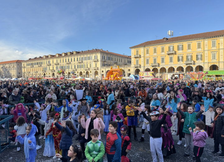 Carnevale di Alessandria: vince “Caro(t) e le Carote”. Piazza Garibaldi piena di maschere e famiglie