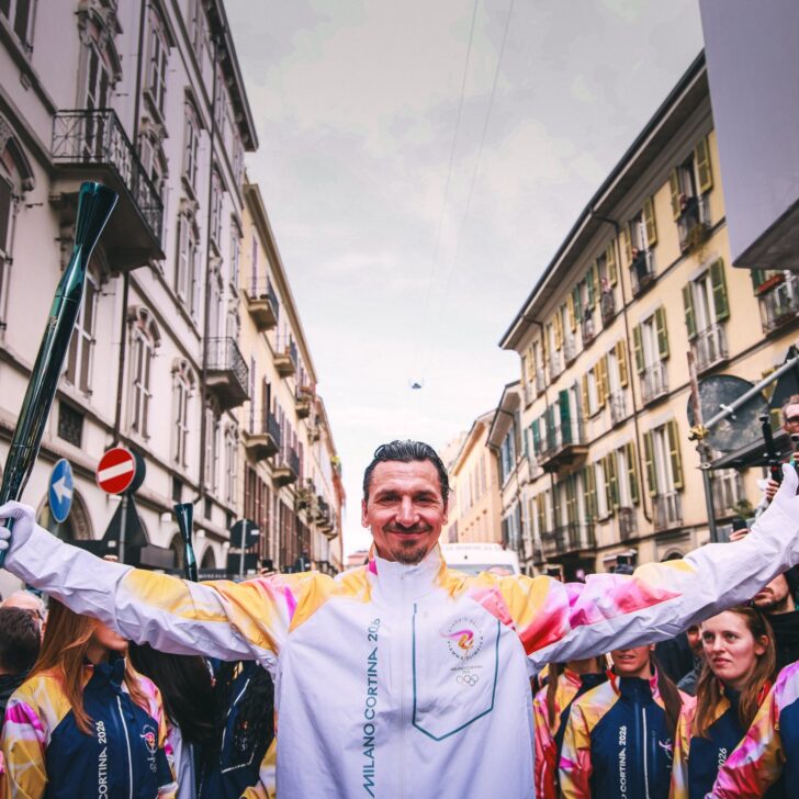 Milano-Cortina: la sacra fiamma delle Olimpiadi tra le mani di Ibra in attesa degli ultimi tedofori