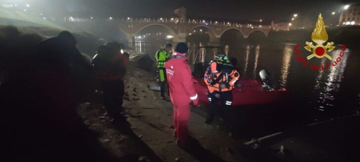 In corso ricerche di una persona in zona Ticino a Pavia. In azione sommozzatori, droni ed elicottero