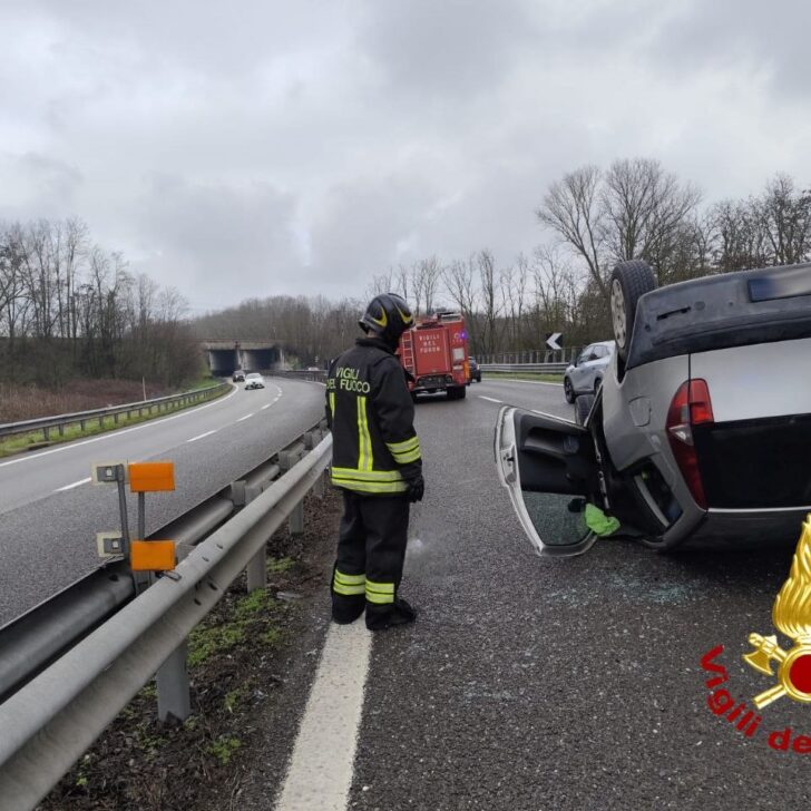 Auto si ribalta sulla tangenziale a San Martino Siccomario