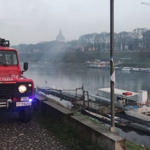 In corso ricerche di una persona in zona Ticino a Pavia. In azione sommozzatori, droni ed elicottero