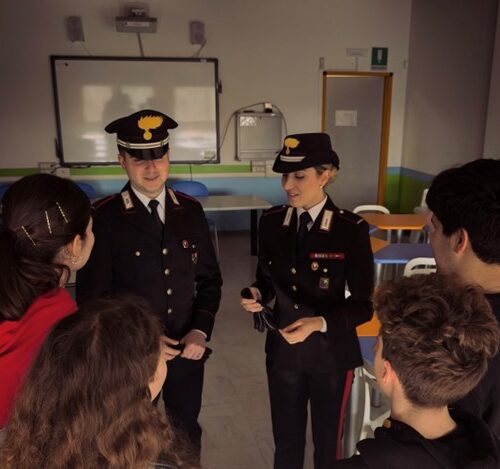Carabinieri incontrano studenti per promuovere la cultura della legalità