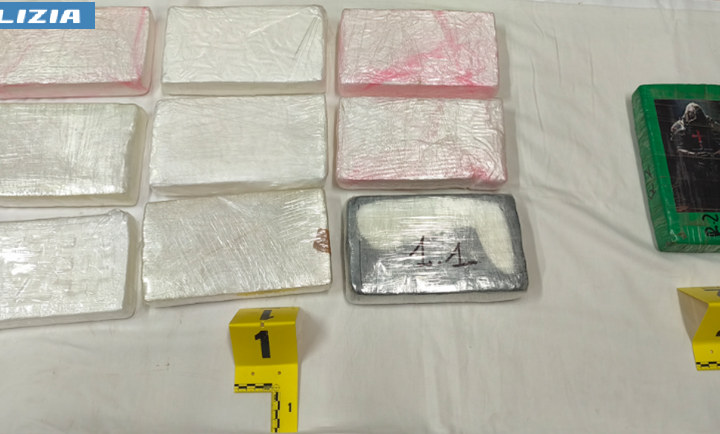 Vede la Polizia e sterza nell’area di servizio: Stradale scopre così oltre 10 chili di cocaina