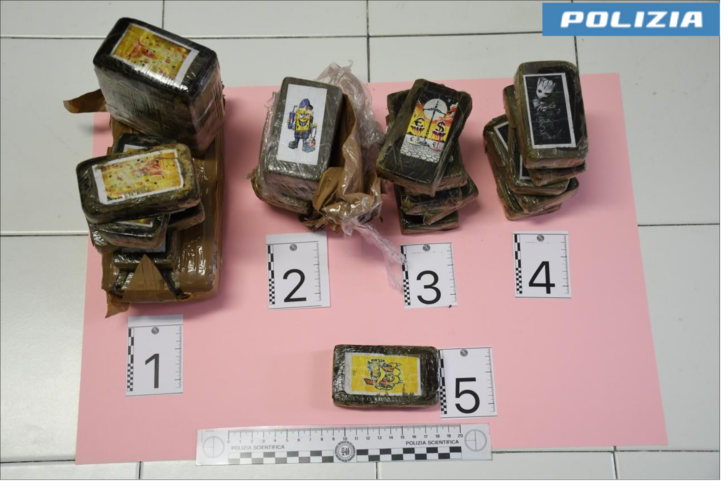 Polizia trova oltre 3 Kg di hashish nascosti lungo strada periferica. Scattano due misure cautelari