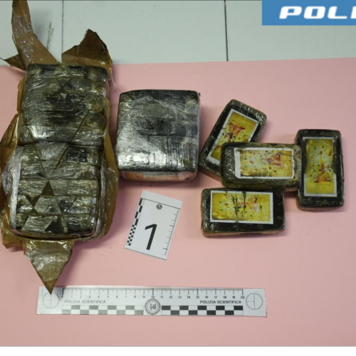 Polizia trova oltre 3 Kg di hashish nascosti lungo strada periferica. Scattano due misure cautelari