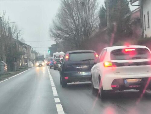 Auto in fiamme sulla Statale 10 a San Giuliano Vecchio: rallentamenti in direzione Alessandria
