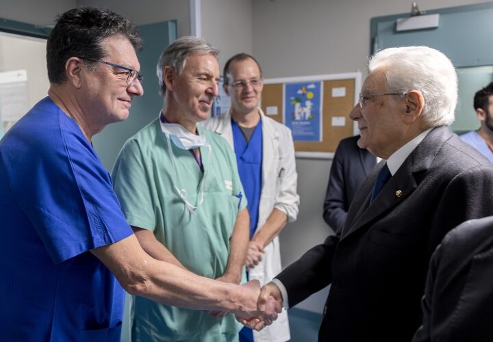 Mattarella al Niguarda: “Dobbiamo restituire una vita piena ai ragazzi feriti a Crans-Montana”