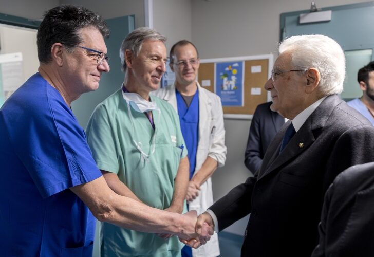 Mattarella al Niguarda: “Dobbiamo restituire una vita piena ai ragazzi feriti a Crans-Montana”