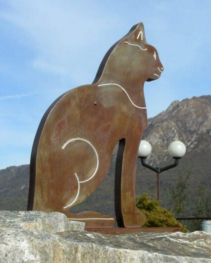 Brolo, il “paese dei gatti” sul Lago d’Orta. Una storia piemontese da riscoprire nella Giornata del Gatto