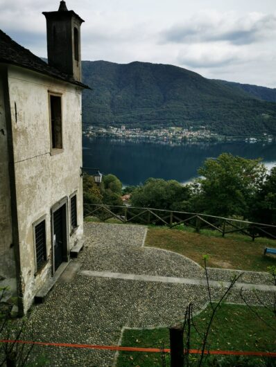 Brolo, il “paese dei gatti” sul Lago d’Orta. Una storia piemontese da riscoprire nella Giornata del Gatto