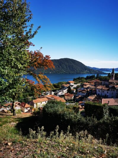 Brolo, il “paese dei gatti” sul Lago d’Orta. Una storia piemontese da riscoprire nella Giornata del Gatto