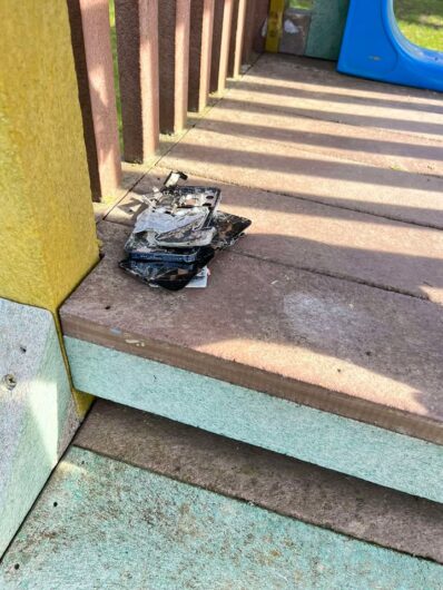 Scivolo mai sostituito, altalene rotte e sporcizia al Parco Deportato Ebrei: “Così l’area giochi è inutilizzabile”