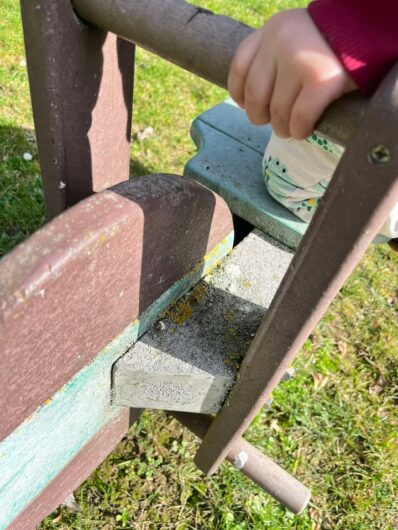 Scivolo mai sostituito, altalene rotte e sporcizia al Parco Deportato Ebrei: “Così l’area giochi è inutilizzabile”