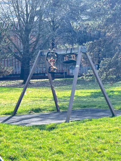 Scivolo mai sostituito, altalene rotte e sporcizia al Parco Deportato Ebrei: “Così l’area giochi è inutilizzabile”