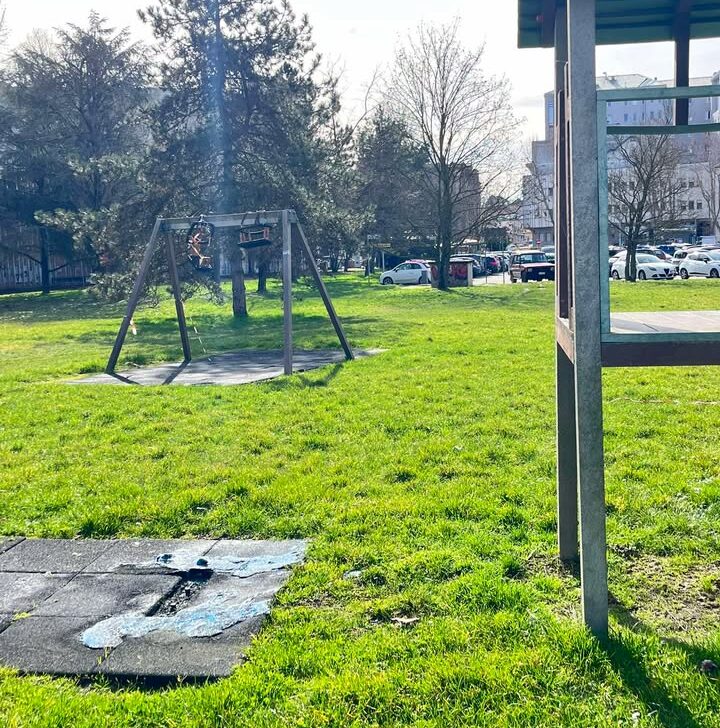 Scivolo mai sostituito, altalene rotte e sporcizia al Parco Deportato Ebrei: “Così l’area giochi è inutilizzabile”